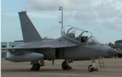 震撼！殲-20、“紅鷹”開展飛行訓練