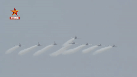 這盛世如你所愿！戰機空中拉出淡雅白菊致敬英